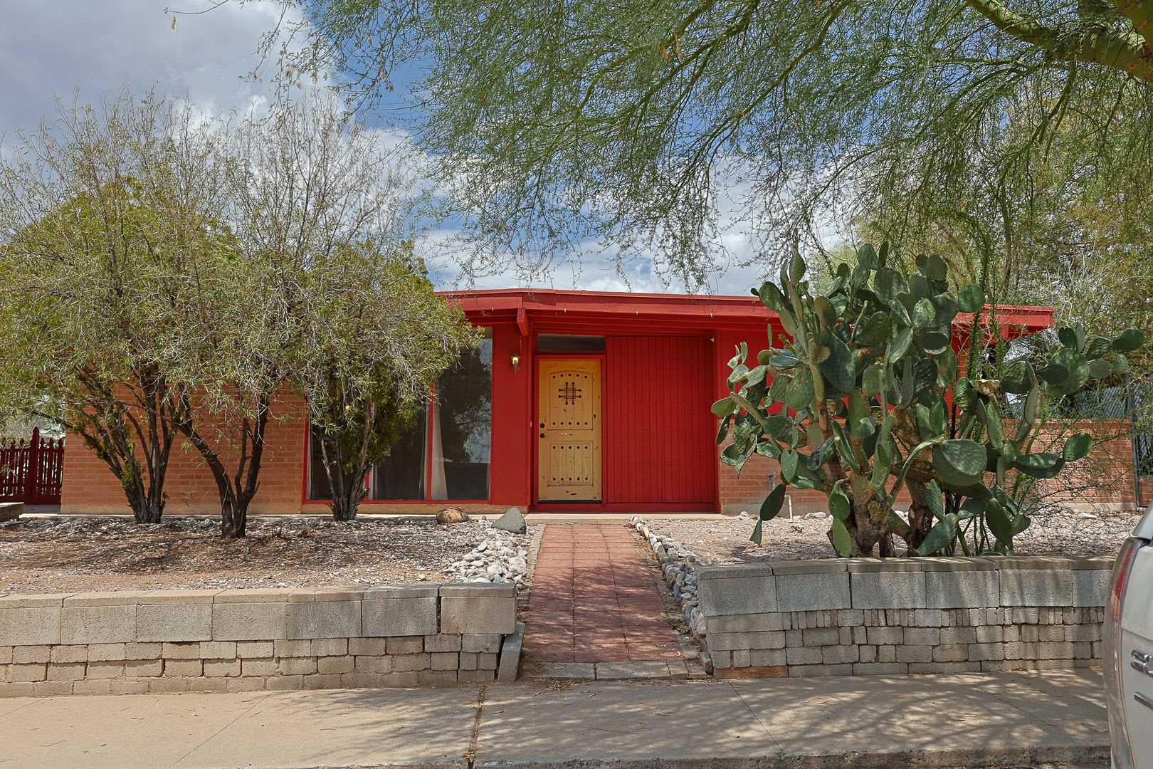Modern 3BR/2BA Tucson Rental Home in 85710 with Carpet-Free Flooring – photo 3