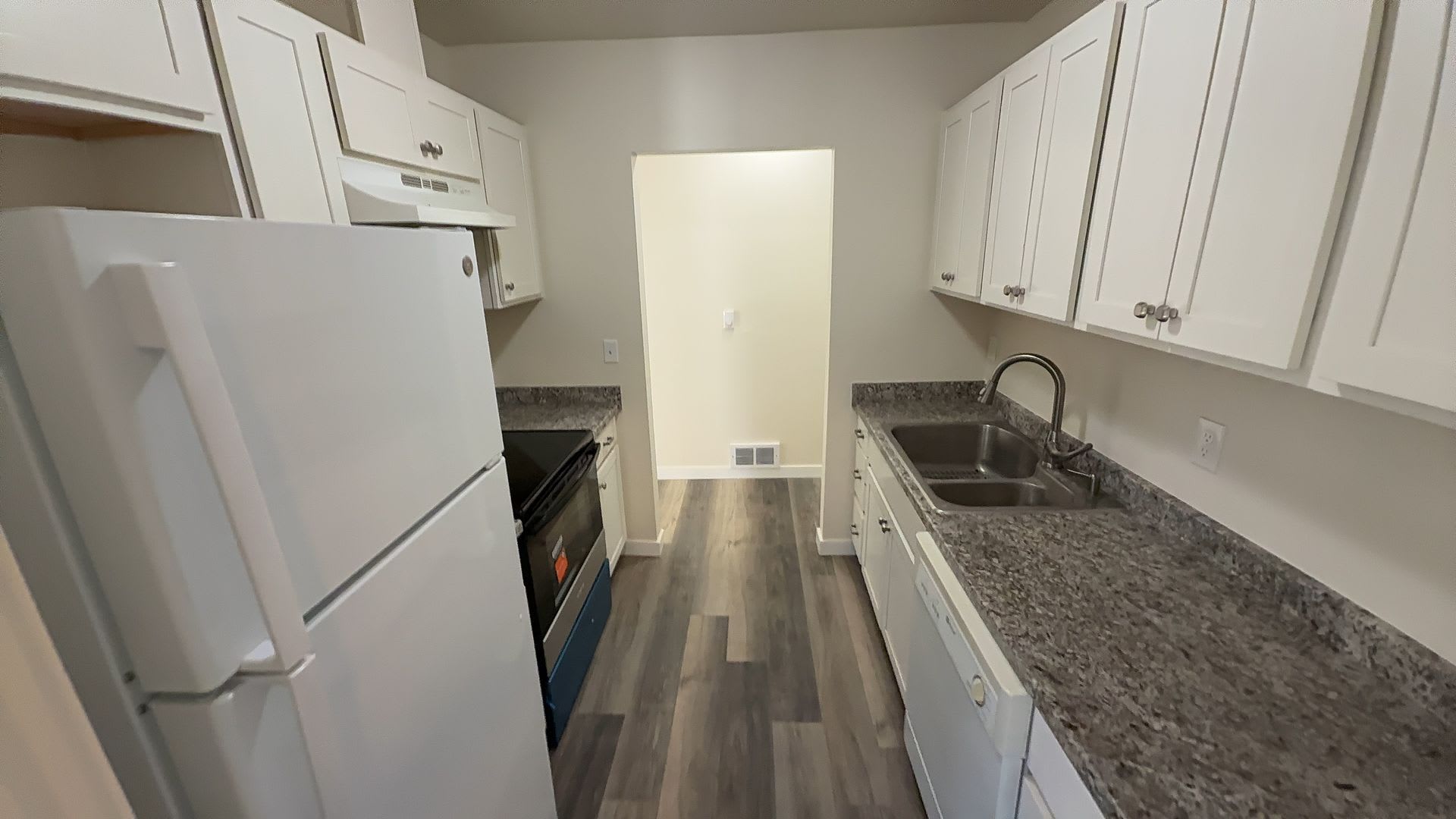 Newly remodeled 3 bedroom 1 bath home!!! Come check it out!! Schedule a tour today. – photo 4