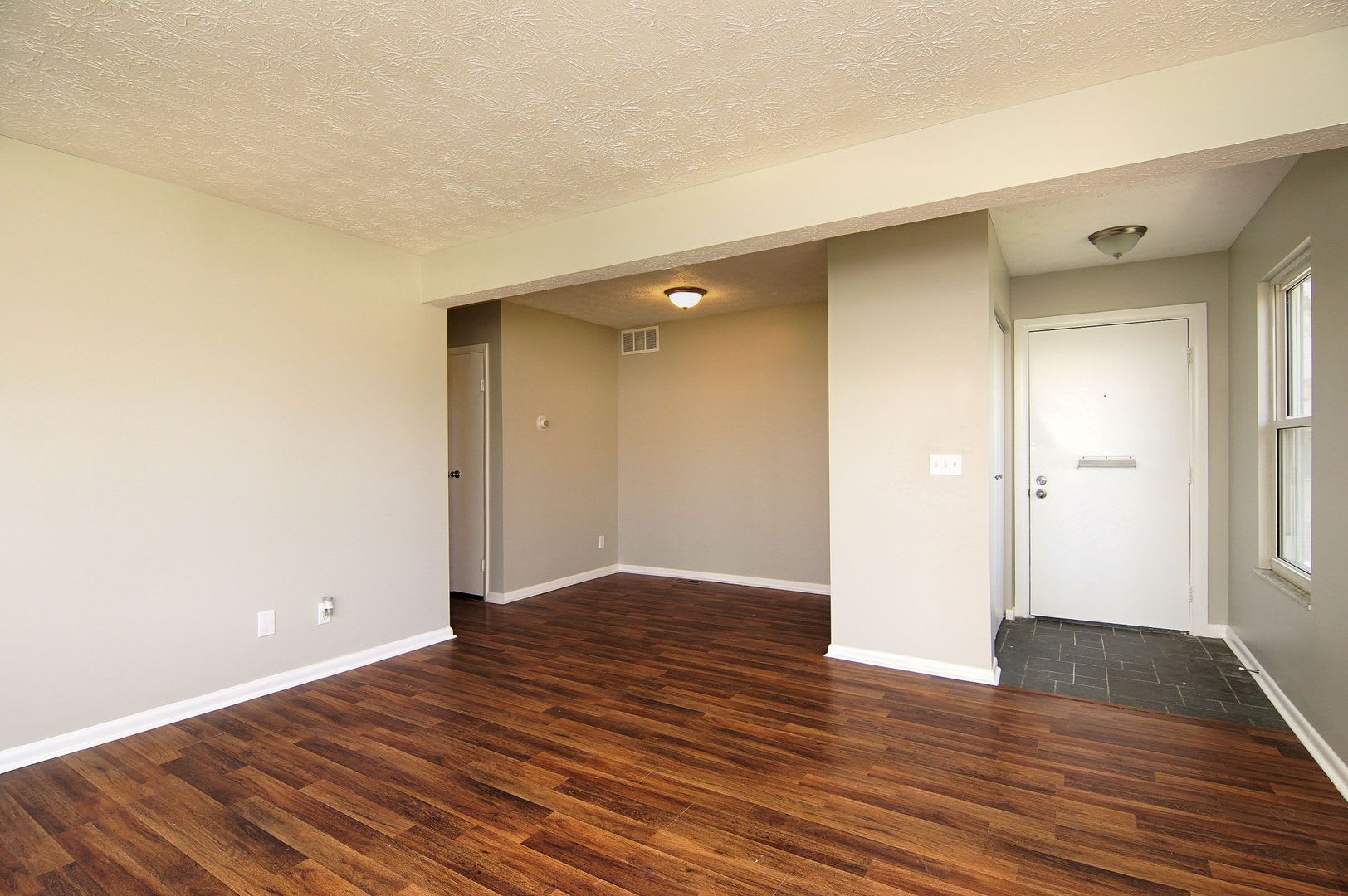2 Bedroom, 1 Bathroom Apartment with Patio or Balcony at Parkridge Ct. – photo 5