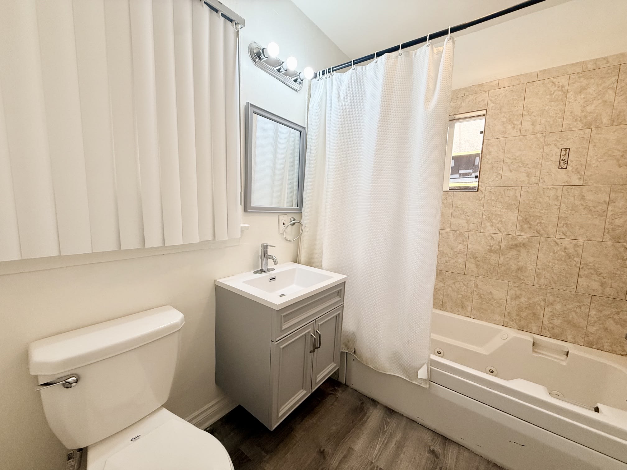 1511 1/2 North Hoover Street – photo 5