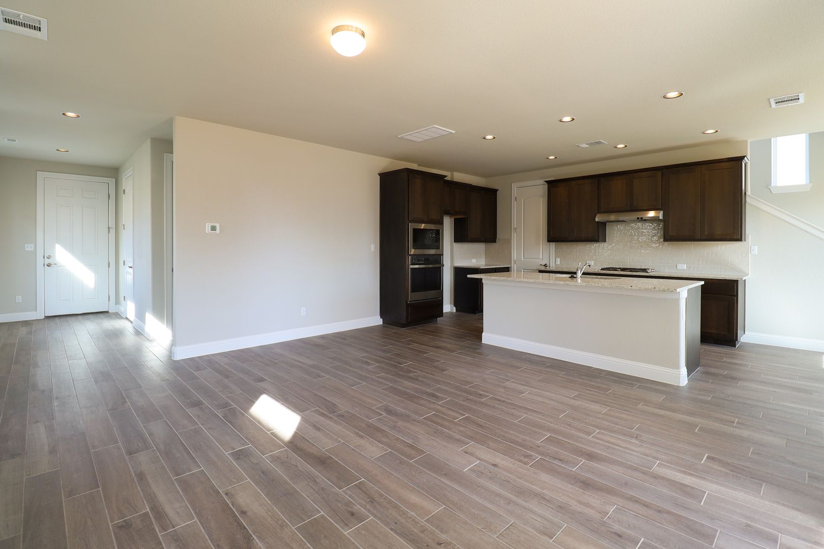Beautiful 3-Bedroom Craftsman Home with Oversized Backyard in MorningStar – photo 5
