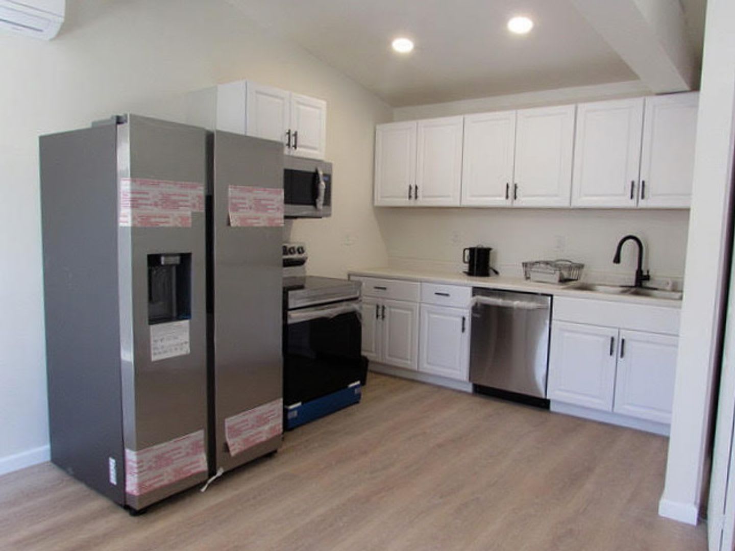 Completely Private one bedroom ADU/Guest House. Large 600sq ft! High ceilings – photo 5