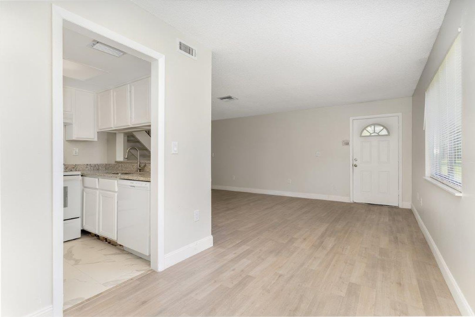 REDUCED PRICE!!! 2 BEDROOM CONDO CLOSE TO UNIVERSAL AND VALENCIA – photo 5