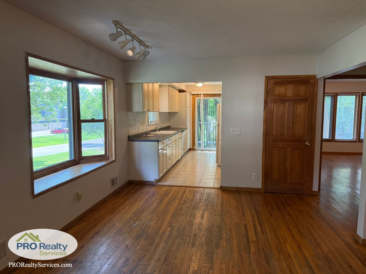 4 Bedroom Home One Block from Medicine Lake – photo 5