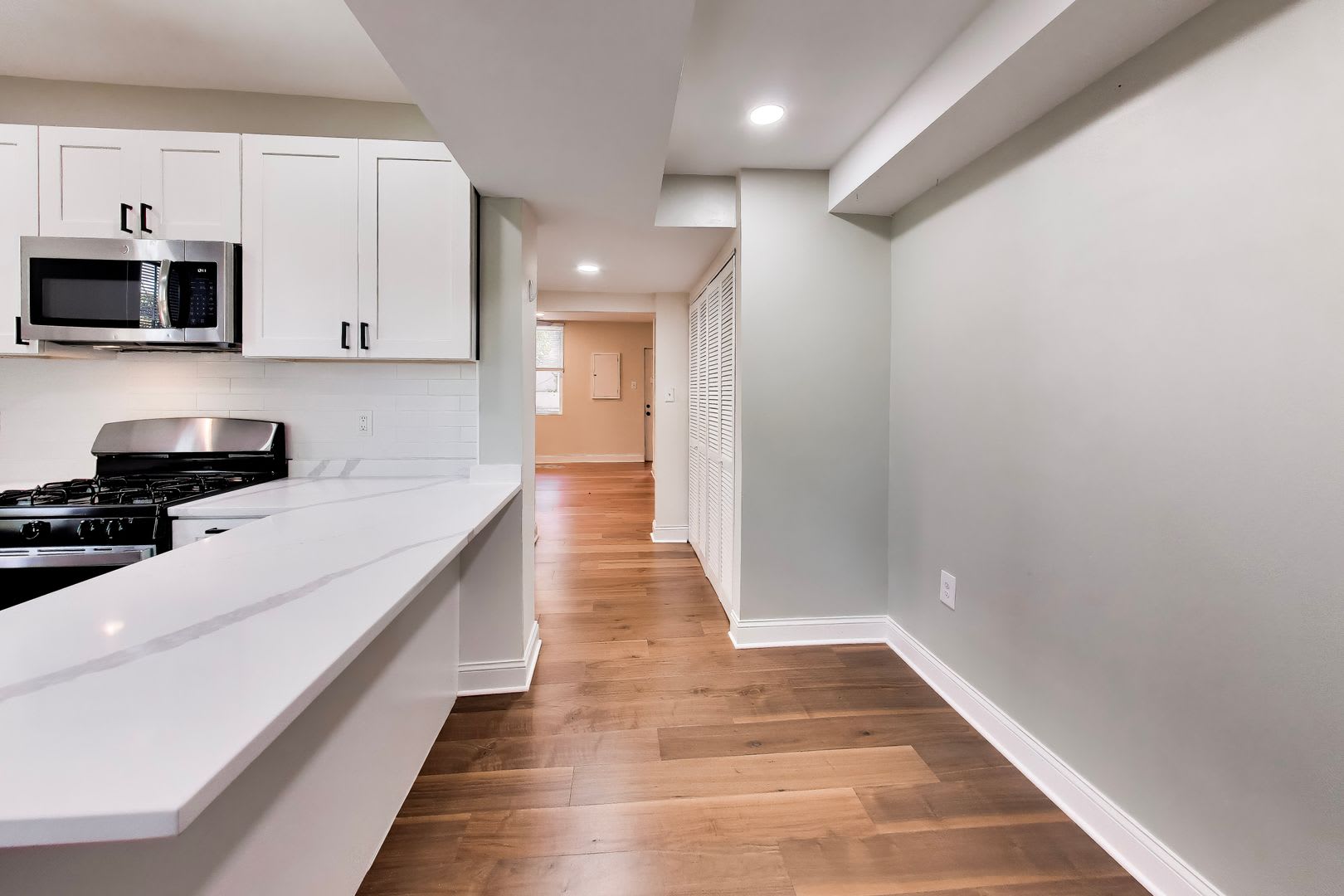 Beautiful- 3Bed/2Bath Townhome! – photo 4