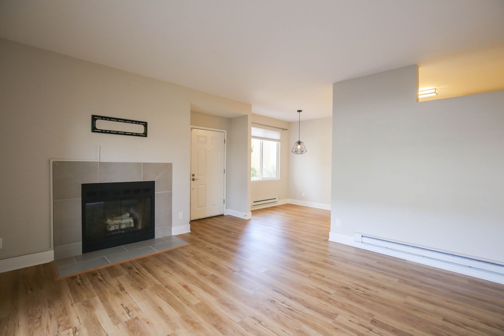 Modern and Clean 2 Bed 2 Bath Condo in Richmond Marina Bay – photo 4