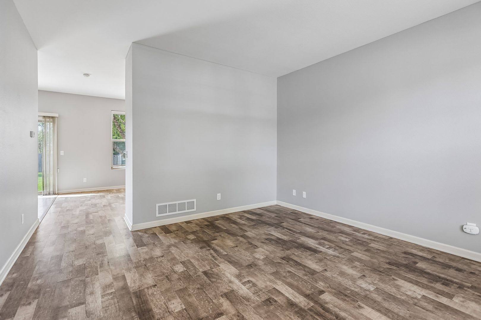 Spacious and Stylish 3-Bedroom In Bennington!! – photo 4