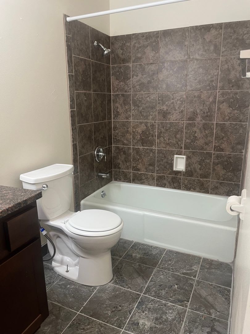 Large Three bedroom & 2 1/2 bath unit for rent for August move in!! – photo 5