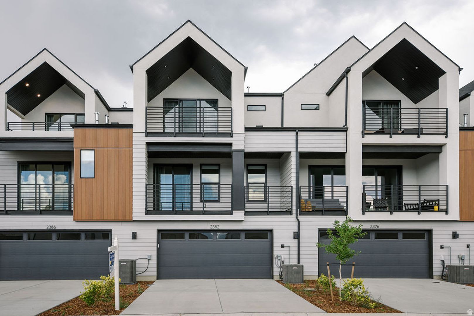 Luxury Townhome with Sweeping Mountain & Valley Views – photo 1