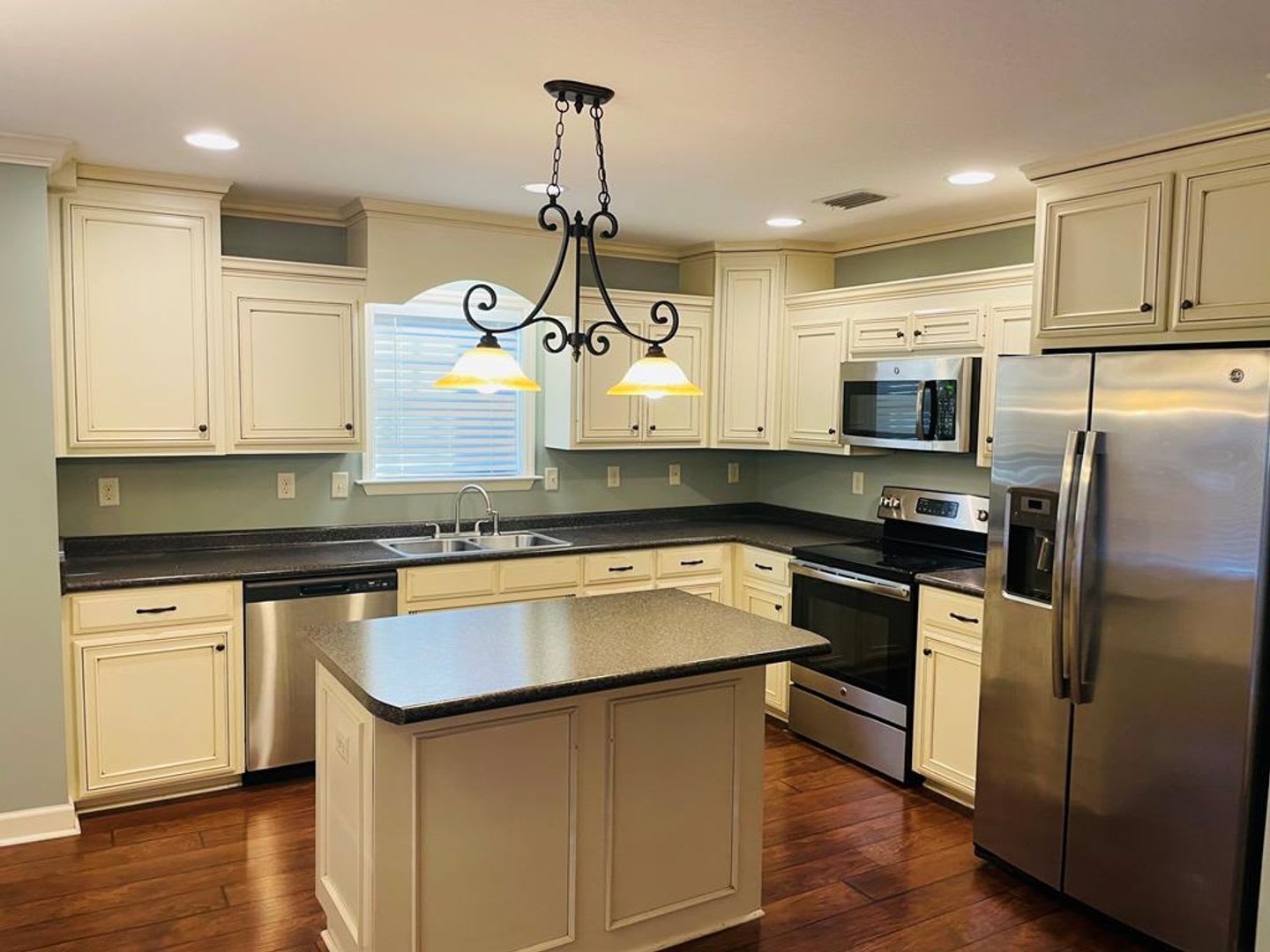 Beautiful 3 Bedroom Home with Screened Porch, Fenced Backyard & Open Floor Plan in Hahira – photo 4
