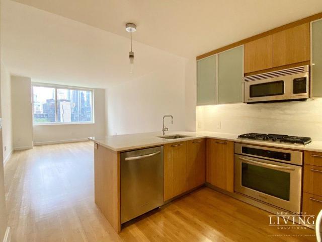 300 NORTH END AVE. – photo 1