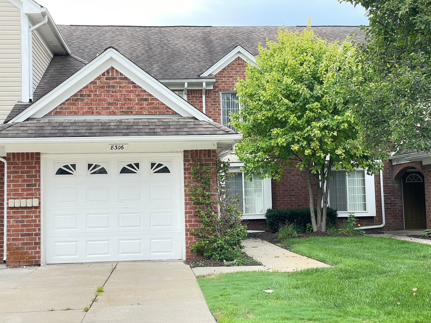 2-Bedroom, 2-Bath with Att. Garage in Shelby Township – photo 1