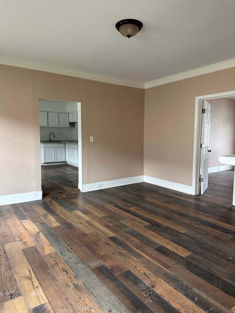 Charming 3-Bedroom, 1-Bathroom Home with Fenced Yard – photo 4
