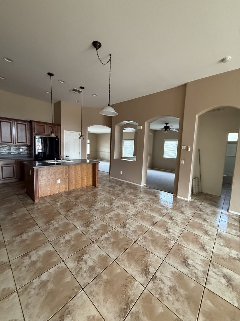 Gorgeous 3 bed with a Den in Cobblestone Farms, Maricopa! Move in Sept 2026 rent free deposits only!!! – photo 3