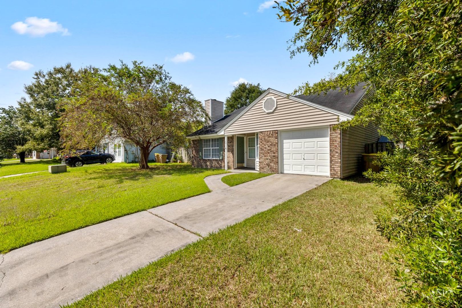 3 Bedroom, 2 Bath Home Within Walking Distance to School/Shopping – photo 1