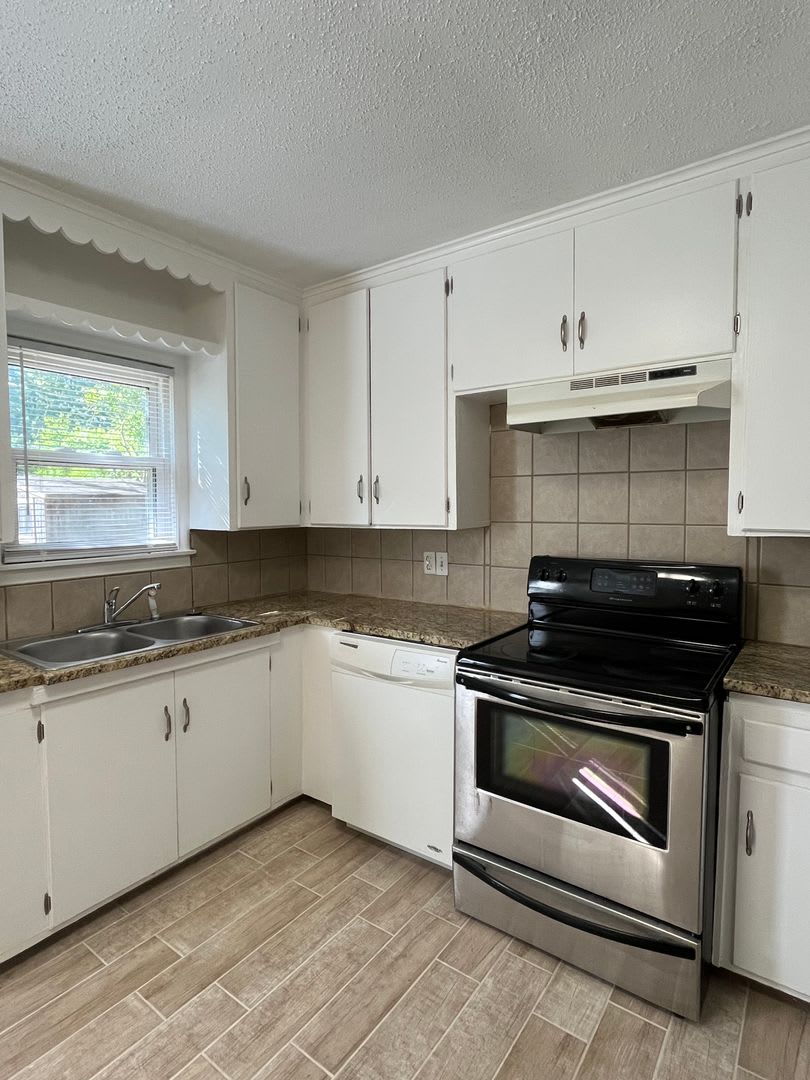 3 bedroom near Riverside Parks Trail!! – photo 4