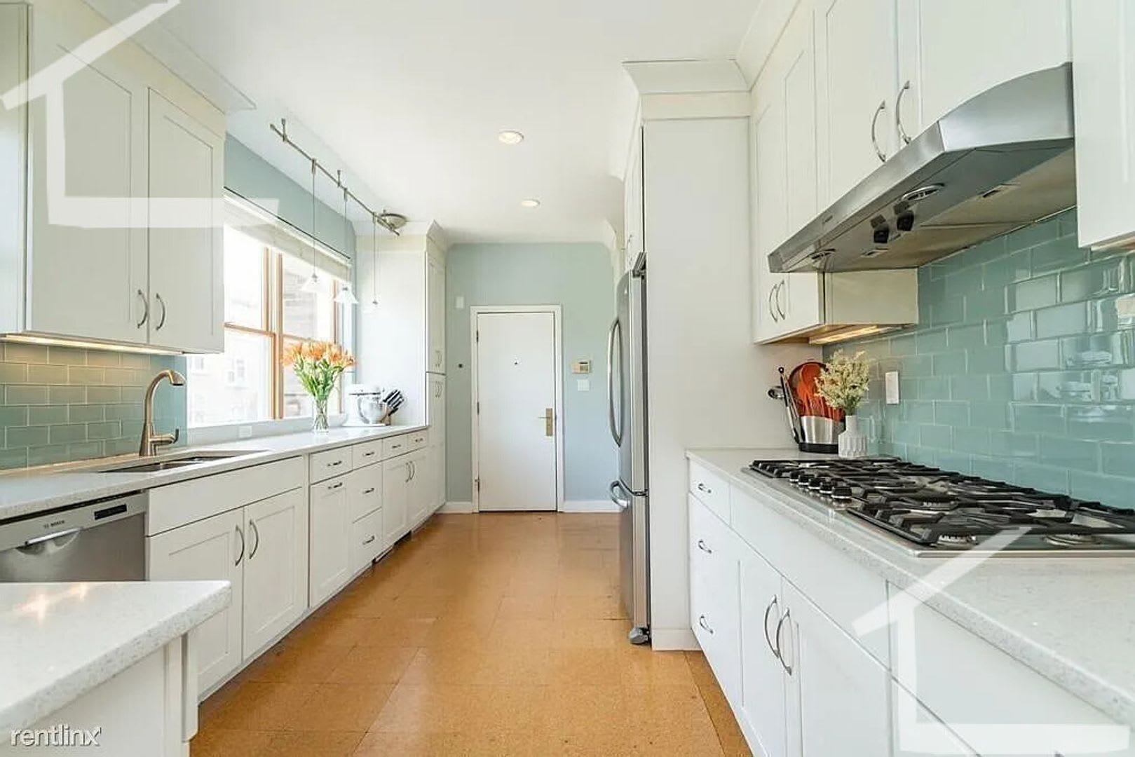 Perfect for underclassmen wanting a multi-year stay! Luxury Apt w W/D in Unit near BU! XL Rooms – photo 2