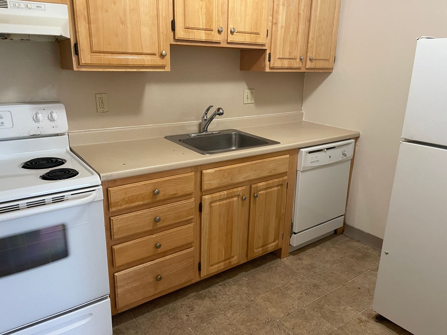 FREE MONTH Modern 1st floor sunny b2 ed Parking Included, Heat Hw Inc 1 FREE MONTH no LEAD PAINT – photo 2