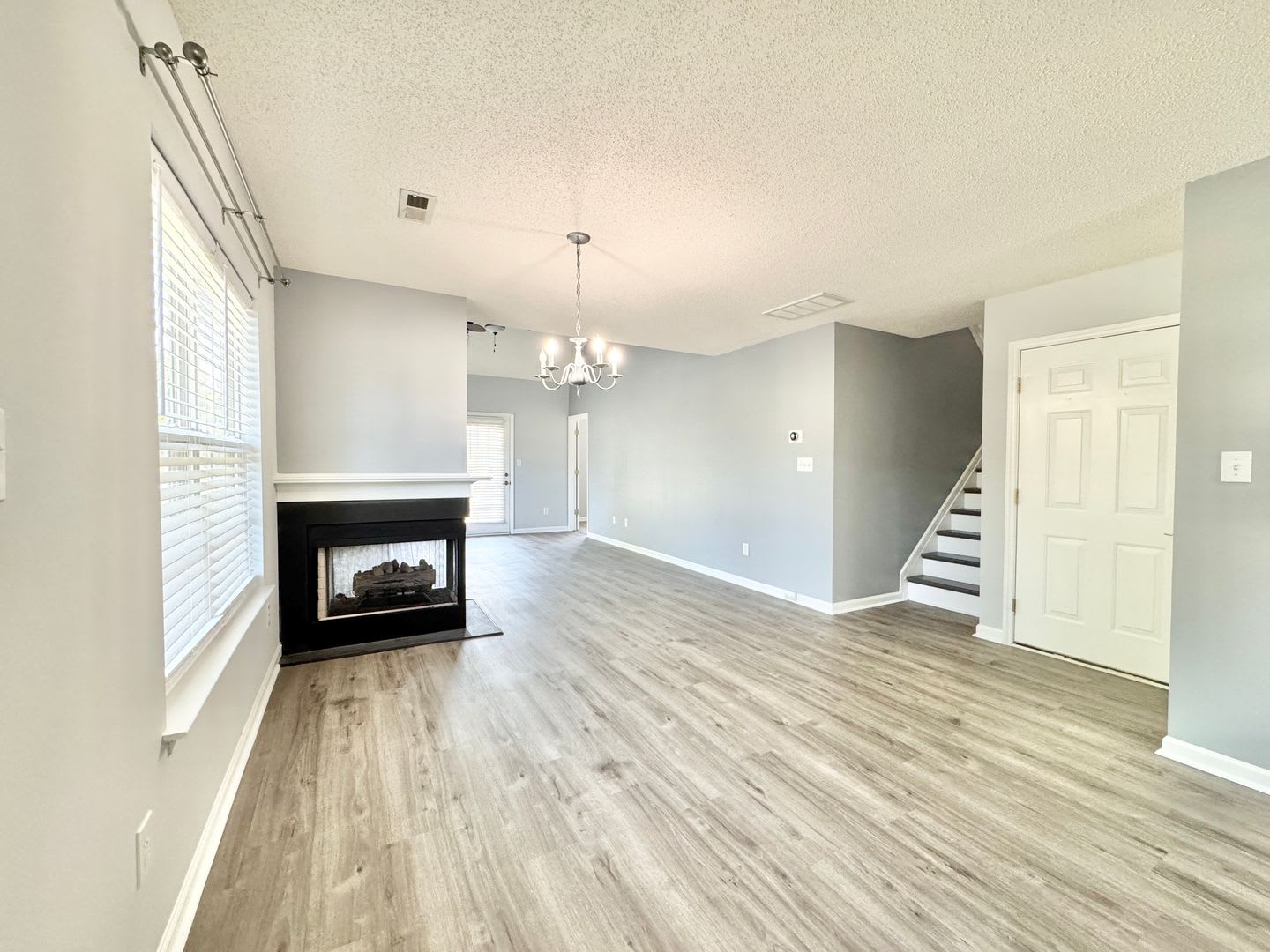 Updated 2 Bedroom with Loft & Neighborhood Pool! – photo 3