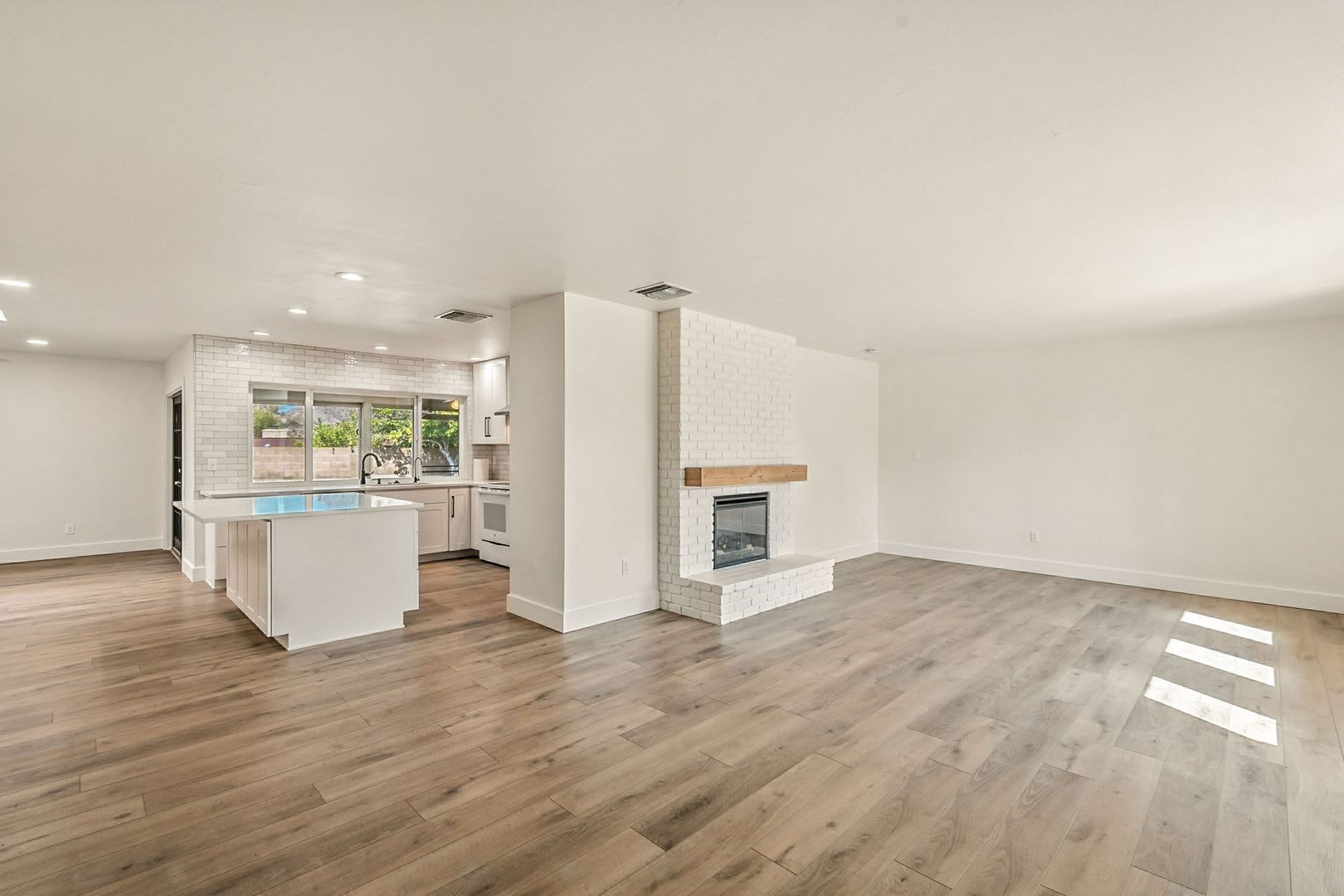 Beautiful 3 bed, 2 bath w/ bonus Room, located in Heritage Heights in Phoniex – photo 5