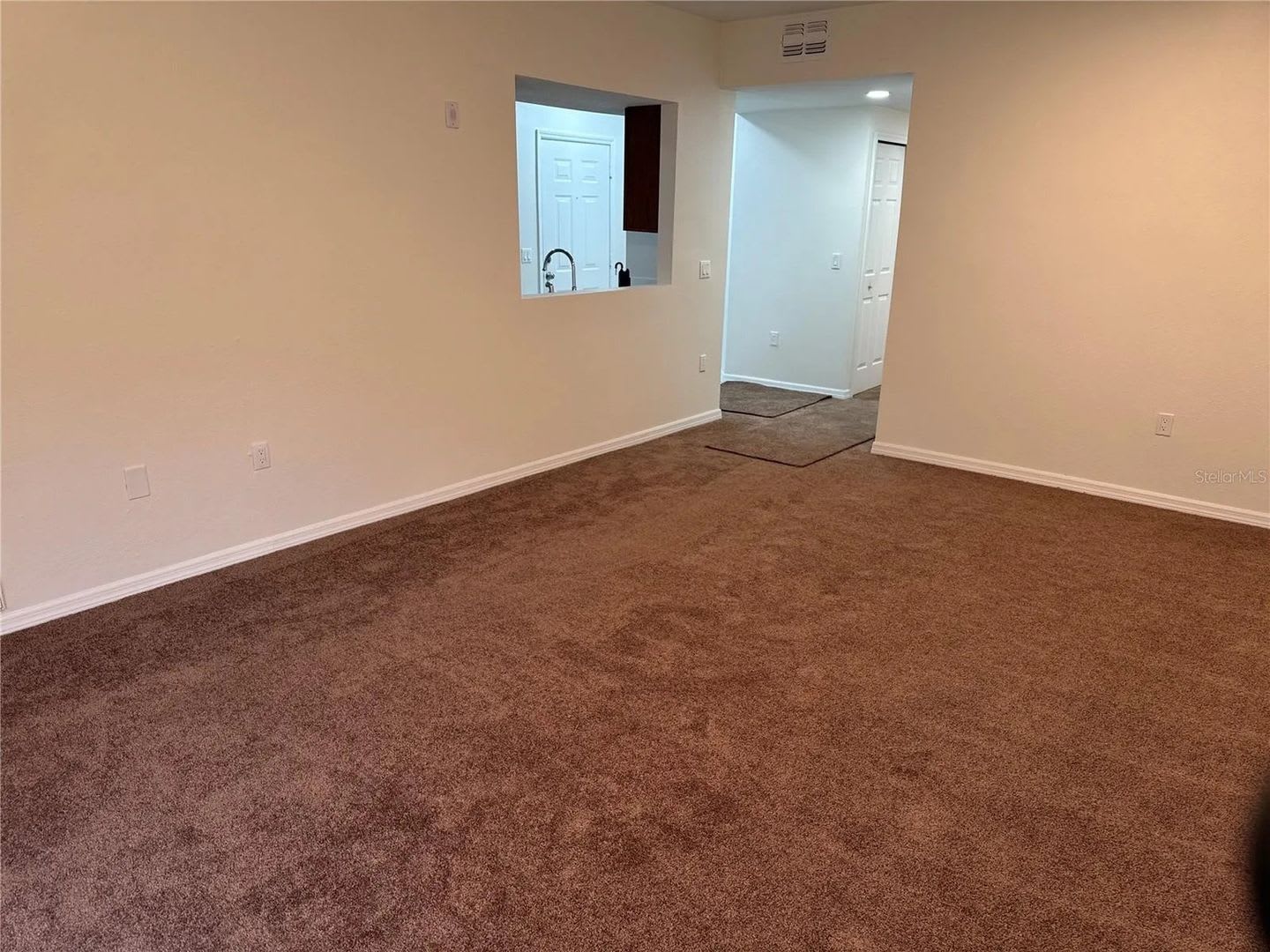 Charming 3BR Condo in Riverview – photo 4