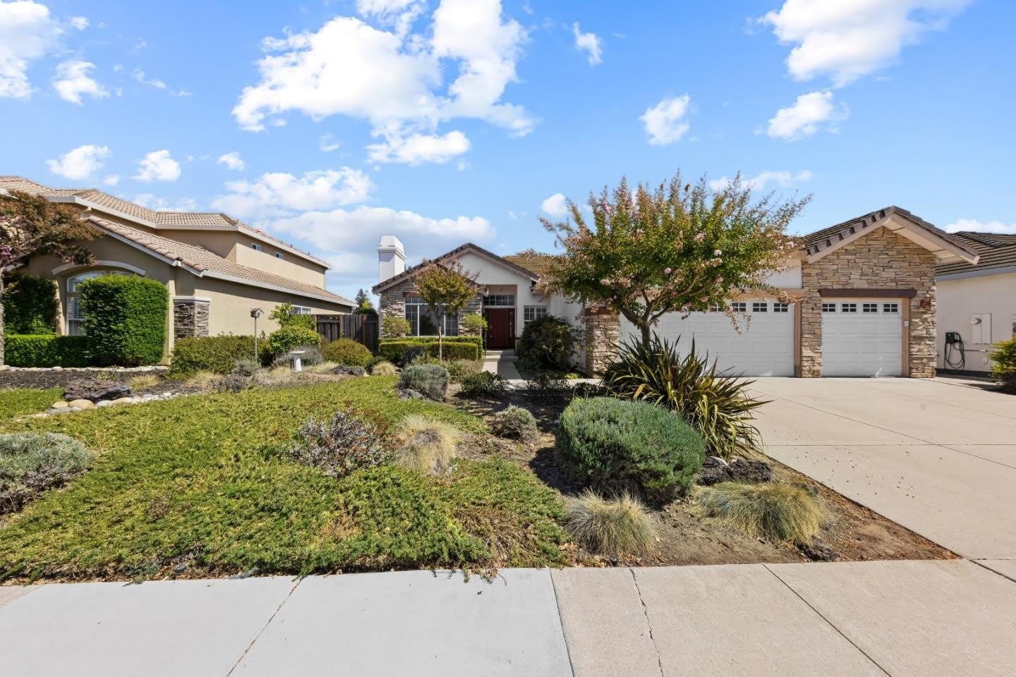 560 Diana Ave – photo 4