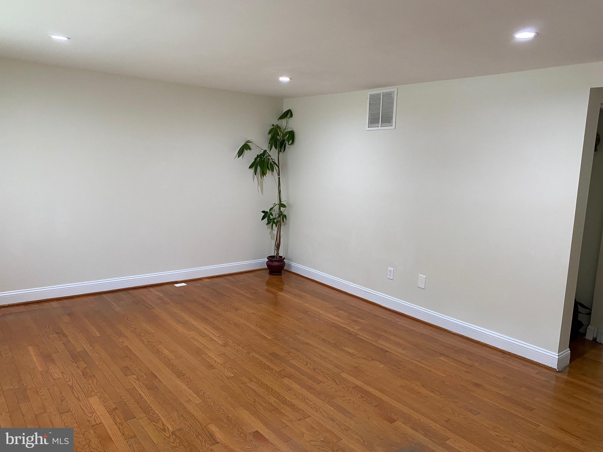 8122 PARKDALE Court – photo 3
