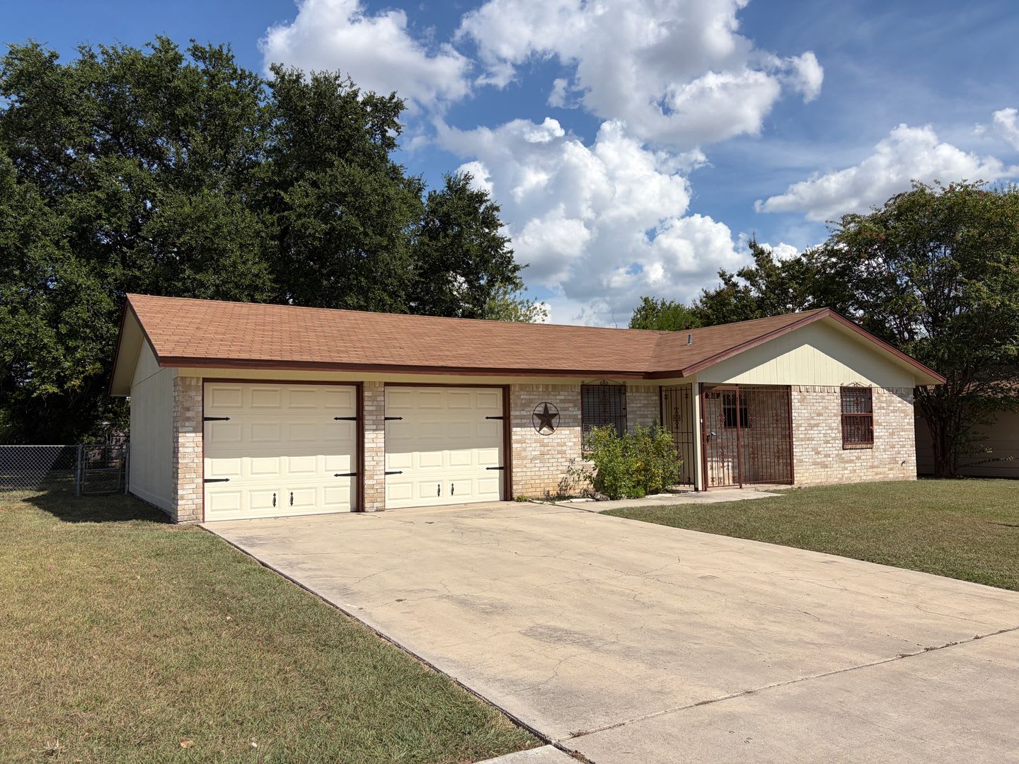 Relocate With Ease Stylish Mid Term Rental All Utilities And Lawn Care Included – photo 1