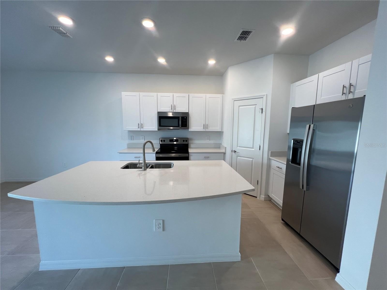 2211 PORTRAIT Street – photo 3