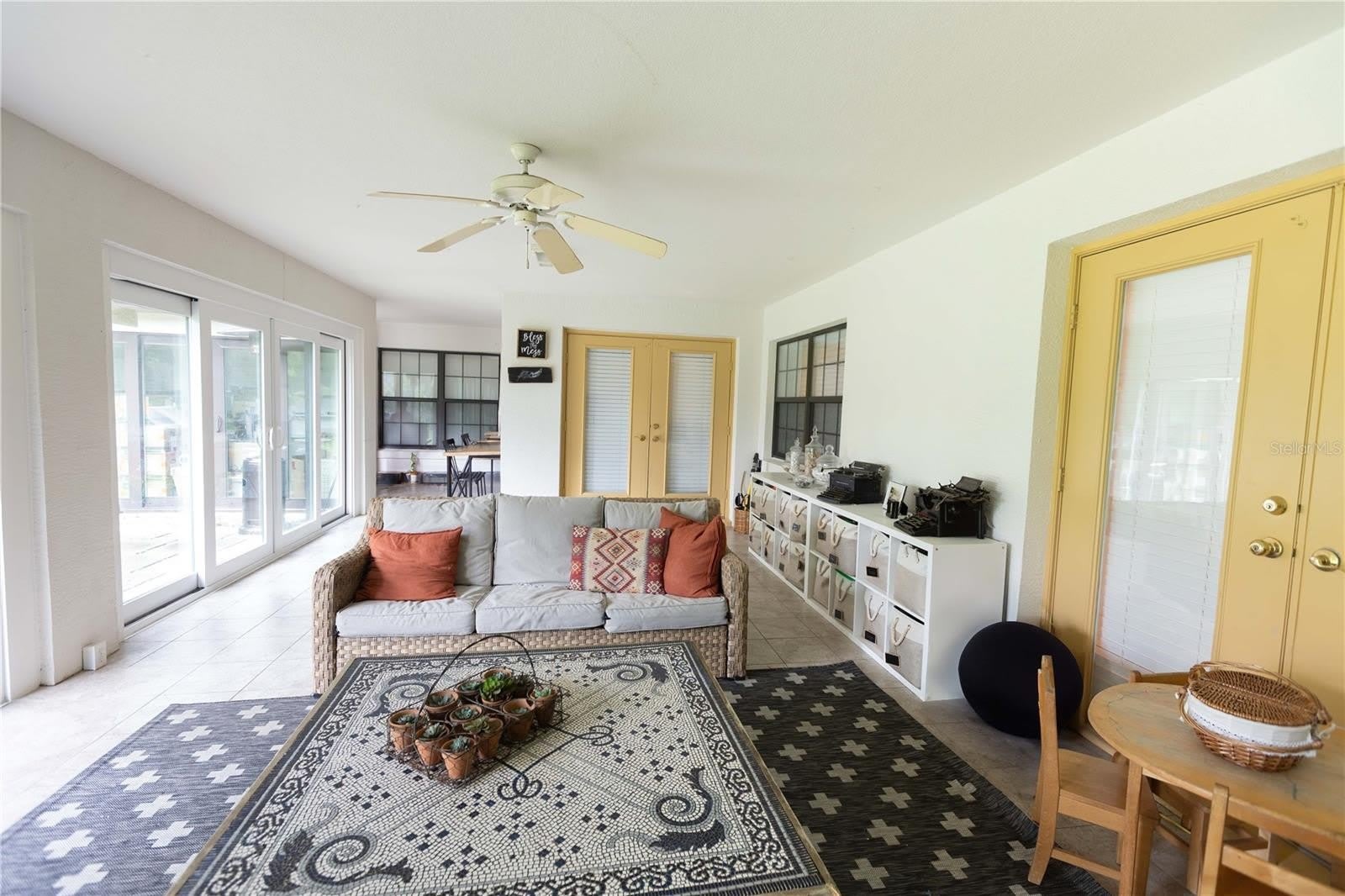 1915 SW 40TH Place – photo 2