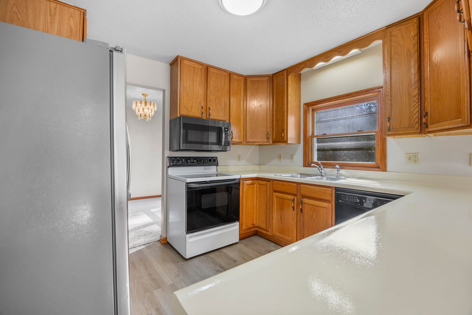 Newly updated 3 bedroom 2 bathroom home – photo 3