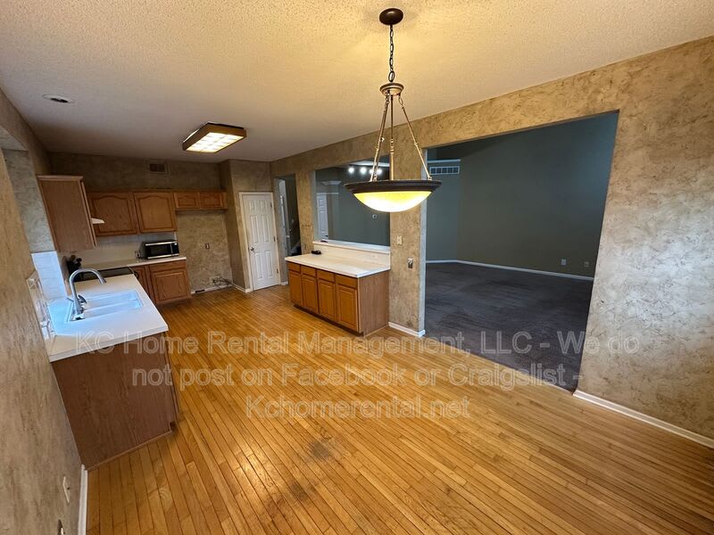 9305 North Charlotte Ct – photo 5
