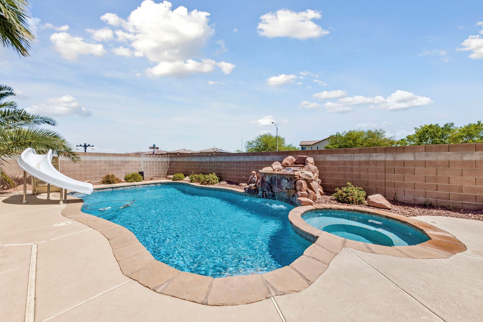 4 BEDROOM 2 BATH HOME GATED W/POOL & SPA R/V PARKING – photo 3