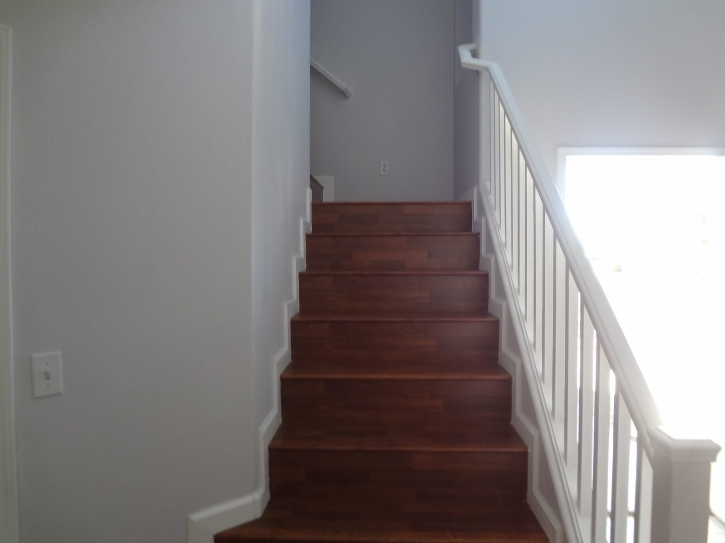 This 1 596 Sq Ft Home Has 3 Bedrooms 2 5 Bathrooms A 2 Car Garage Located On A Corner Lot And New Wood Flooring – photo 3