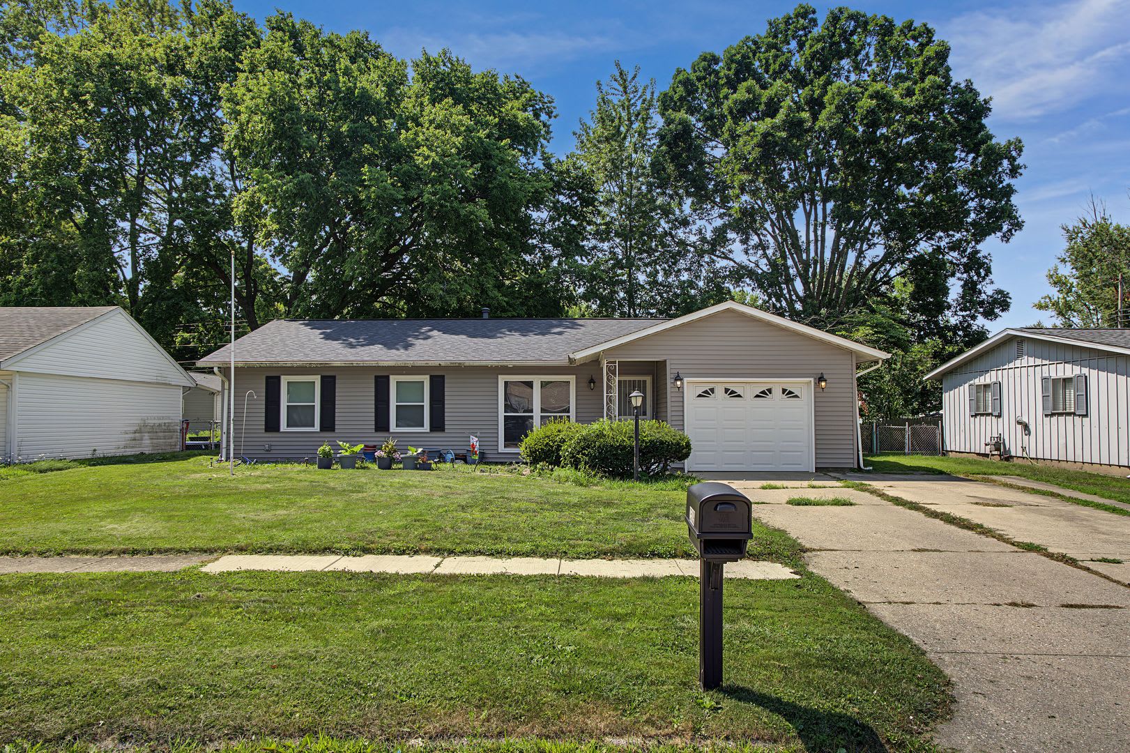 Charming 3-Bedroom Ranch with Attached Garage & Spacious Backyard in Southwest Champaign! – photo 5