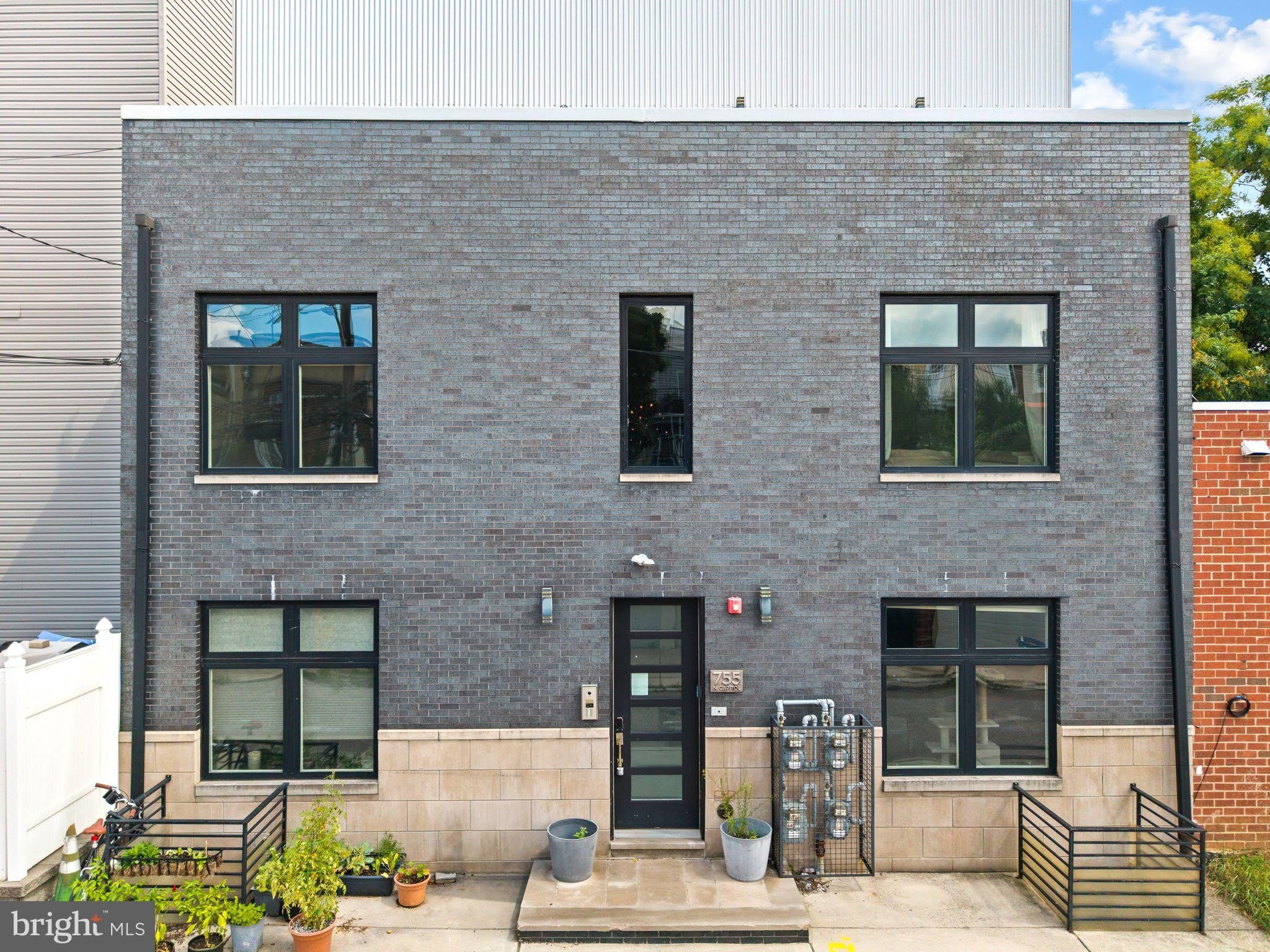 755 N CAPITOL Street – photo 1