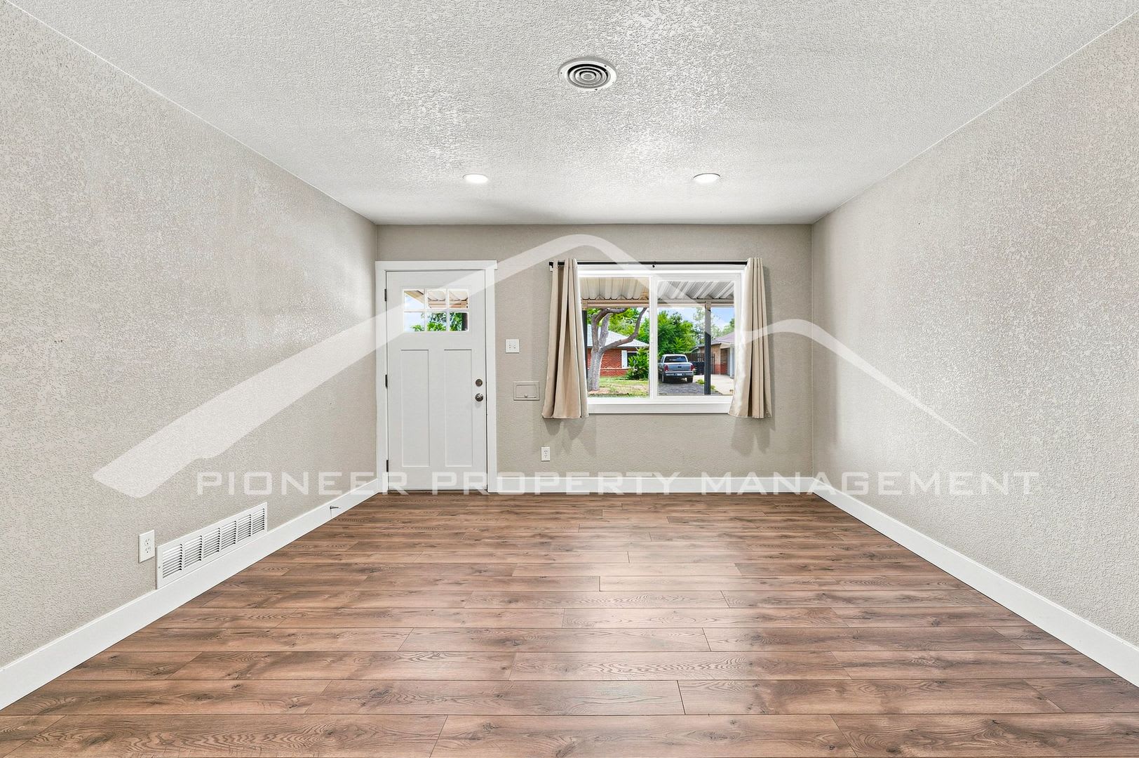 Spacious 4BR/2BA with Updated Kitchen & AC in Aurora – photo 2