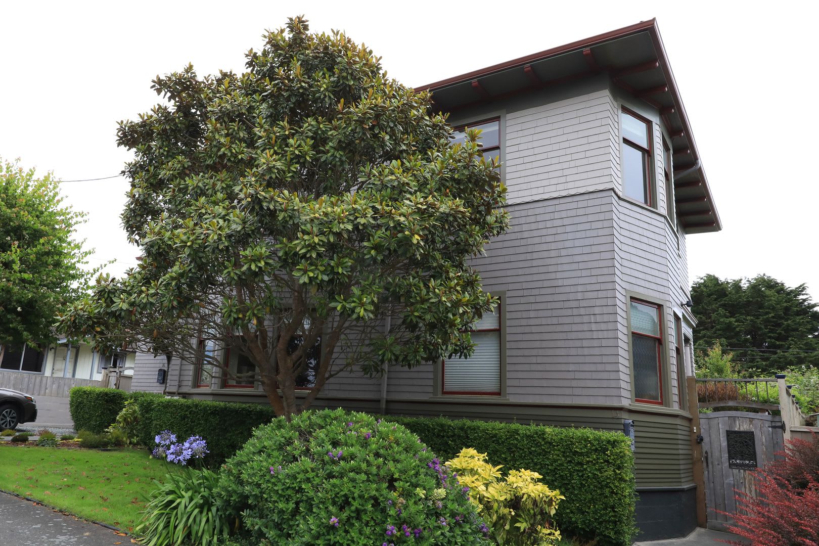 Spacious Updated Victorian Apartment, some utilities included – photo 1