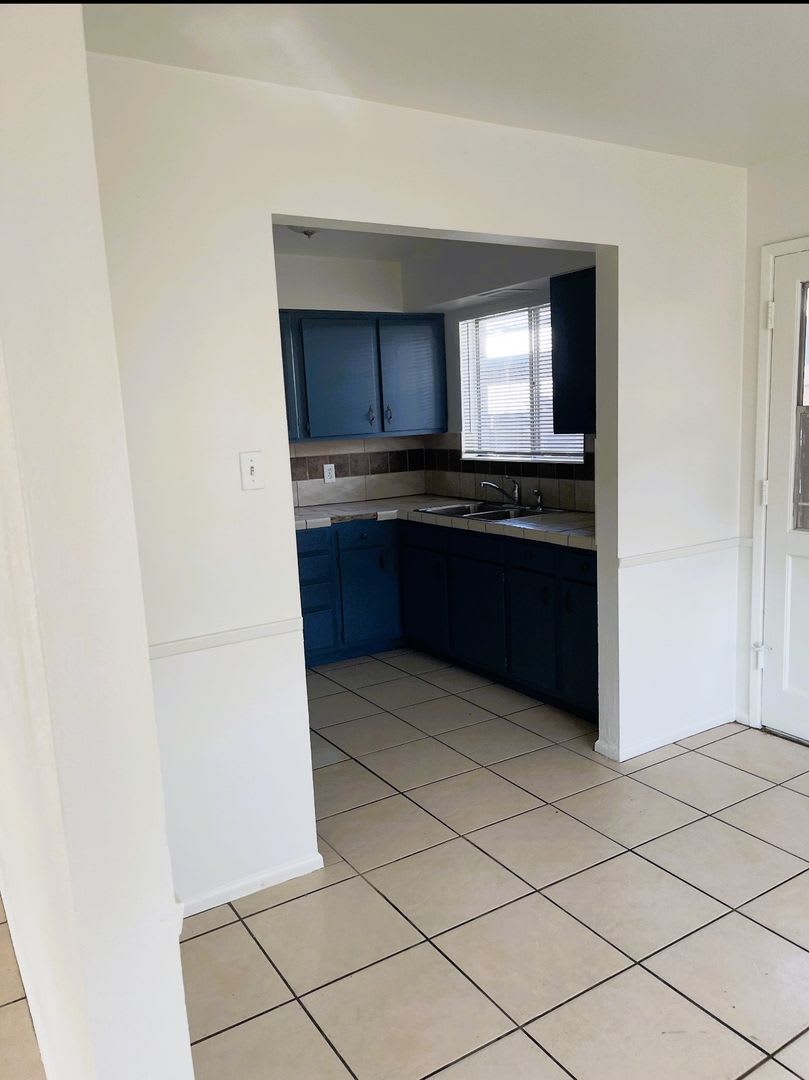 Spacious Melrose District 2 Bed With Private Yard Move In Specials – photo 3