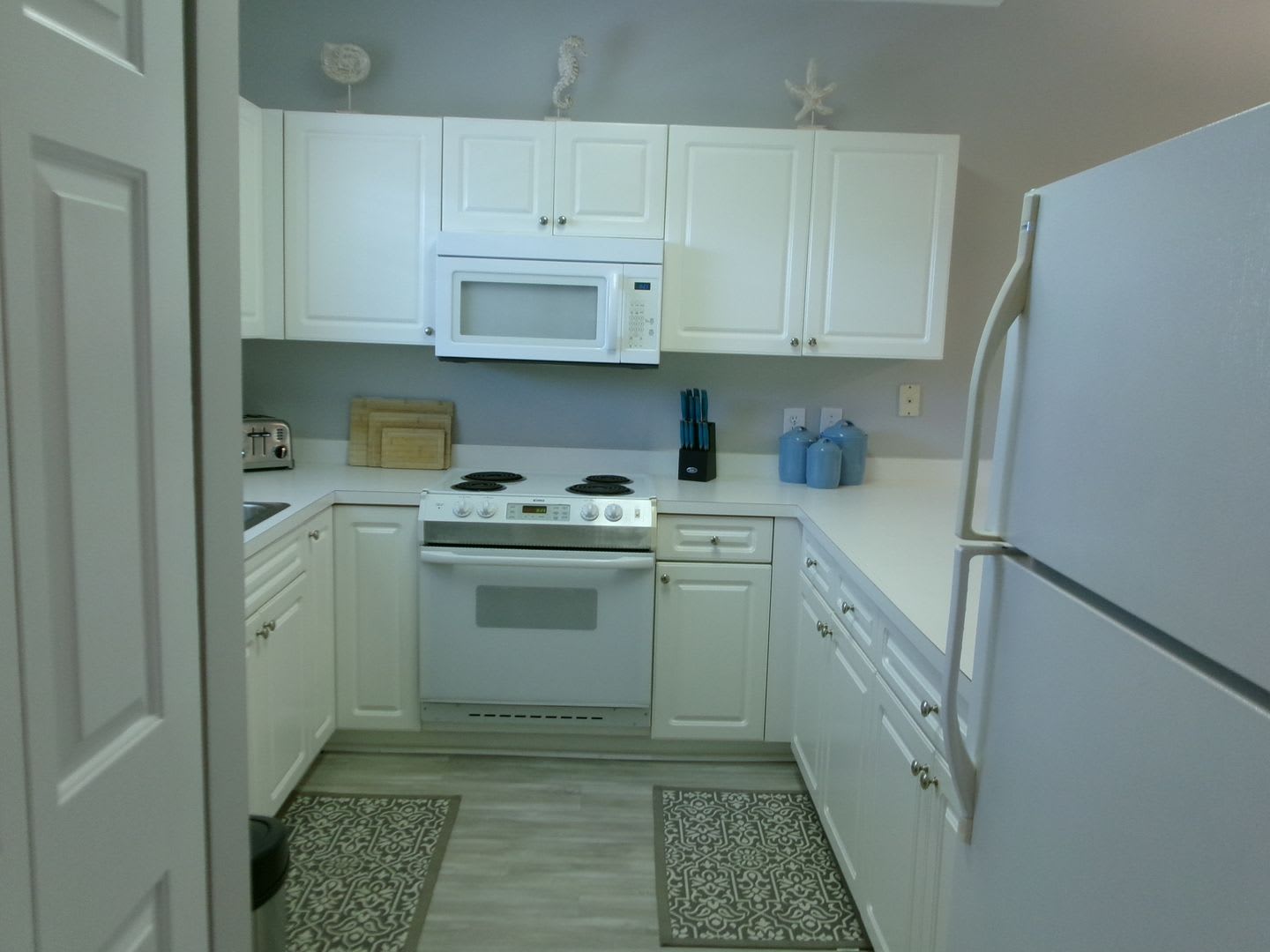 Furnished 2 bedroom, 2 bath condo in Arrowhead Community – photo 3