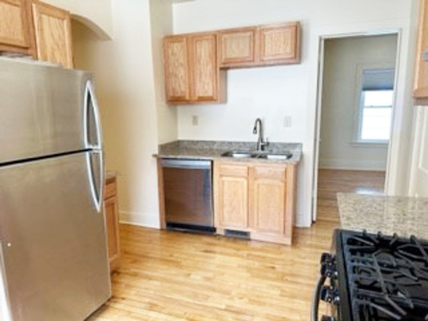 405 Roosevelt Ave Available 6 1 2027 Newly Renovated Bright 2Nd Floor Flat – photo 3