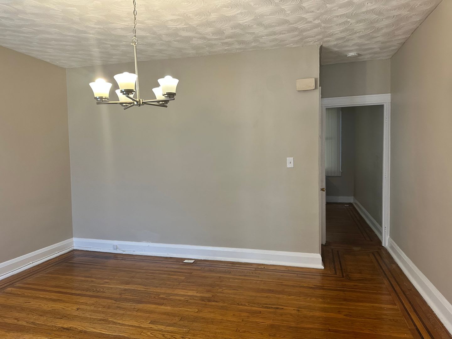 Spacious Rooms! Finished Basement! W/D! Available Now! – photo 4