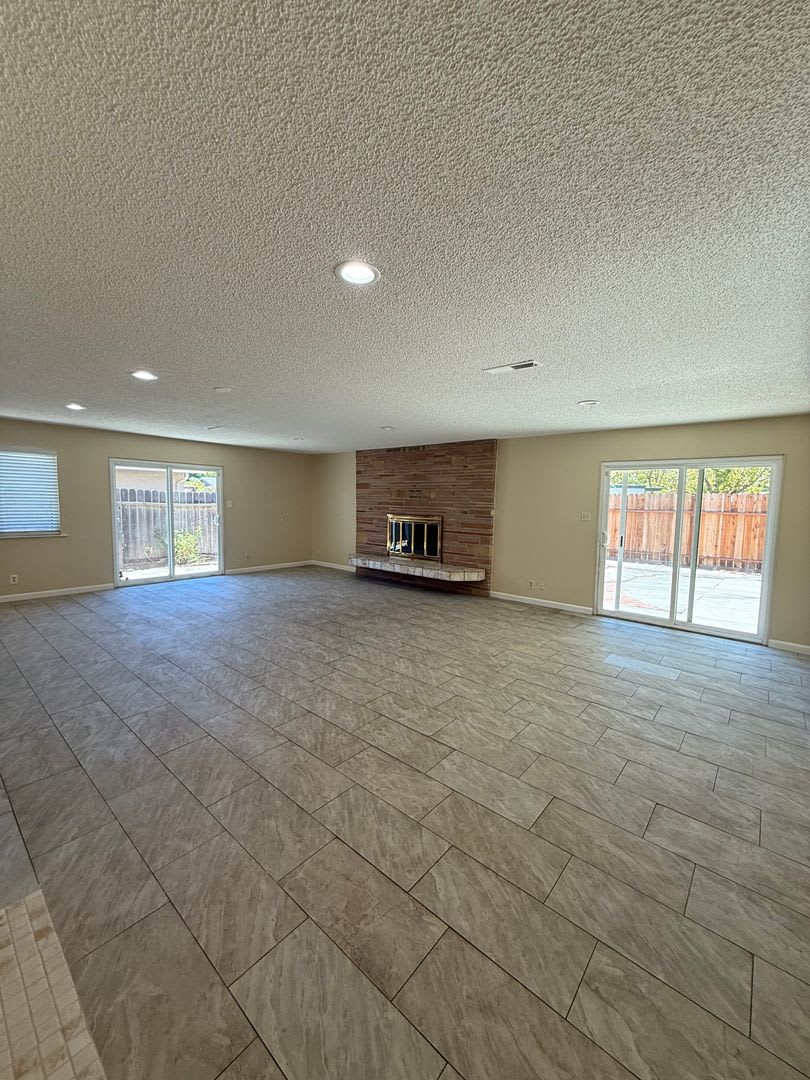LARGE CORNER LOT HOME – photo 5