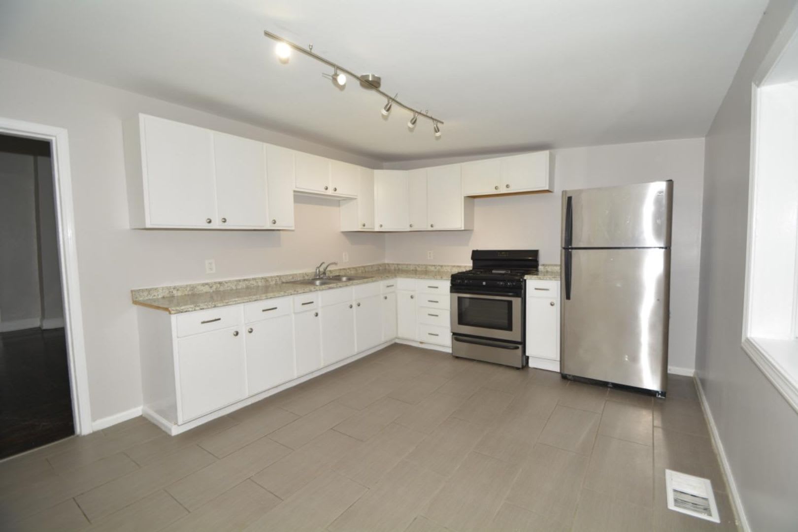 Cute 2 bed 1 Bath Home! Huge Walk in Closet!!!! – photo 3