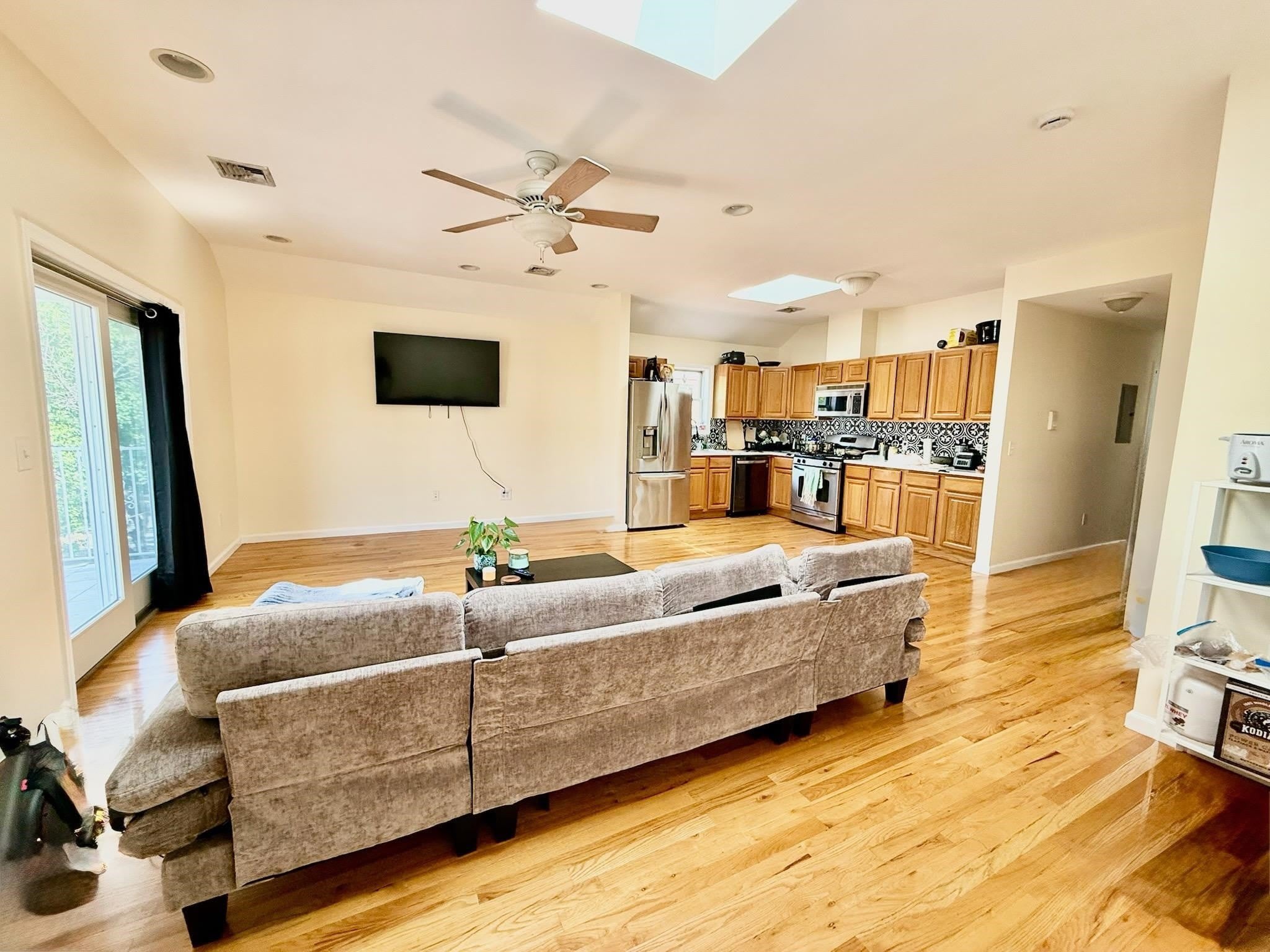 264 Custer Ave – photo 4