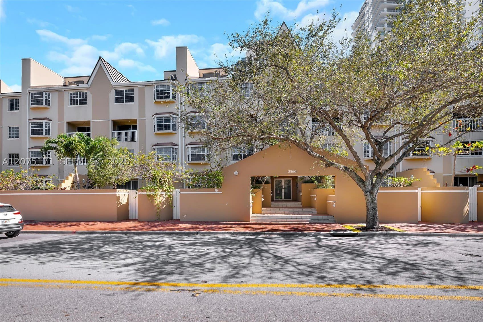 2560 S Tigertail Ave – photo 1