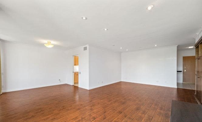 4915 Tyrone Ave – photo 4