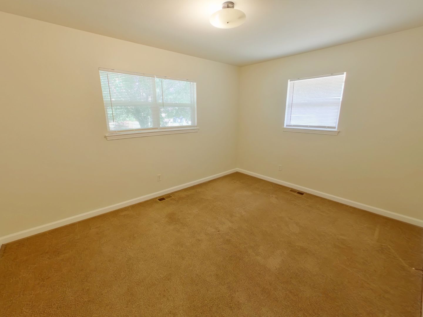 Pet-Friendly 2BR Duplex with Lawn Care Included – photo 4