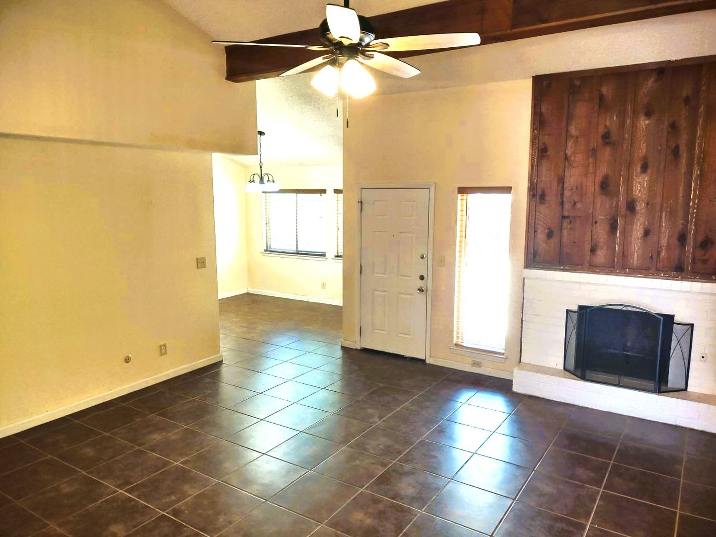 Great Two Story Eastside Townhome With Refrigerated Air Located In Quiet Well Established Neighborhood – photo 2