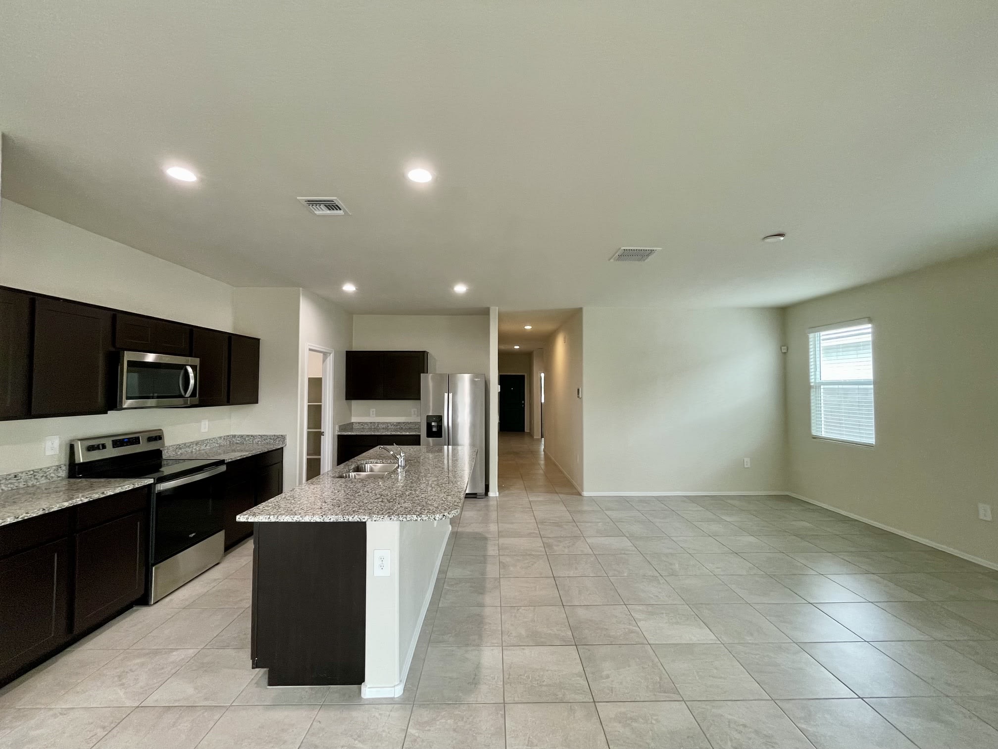 18563 W Desert Hollow Dr – photo 1